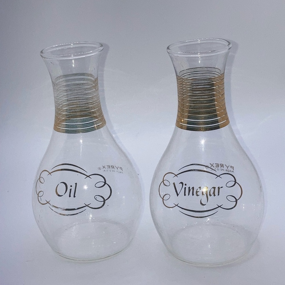 Vtg Pyrex Glass Oil & Vinegar Cruet Set Gold Trim No stoppers /5.3” Height